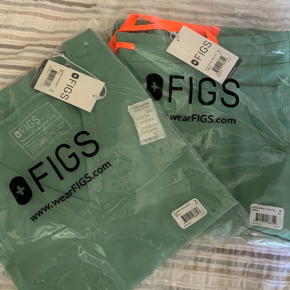 Figs scrub set in Jade, brand new